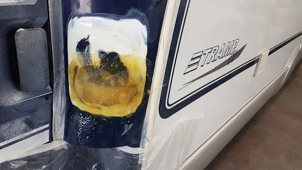 Glasfasergewebe im vorbereiteten Reparaturbereich der Wohnmobilverkleidung