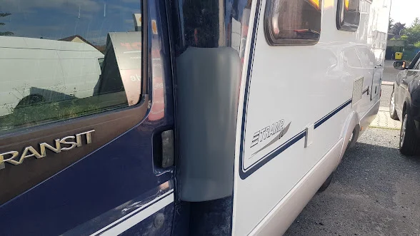 Grau vorbereitete Oberfläche der senkrechten Wohnmobilverkleidung