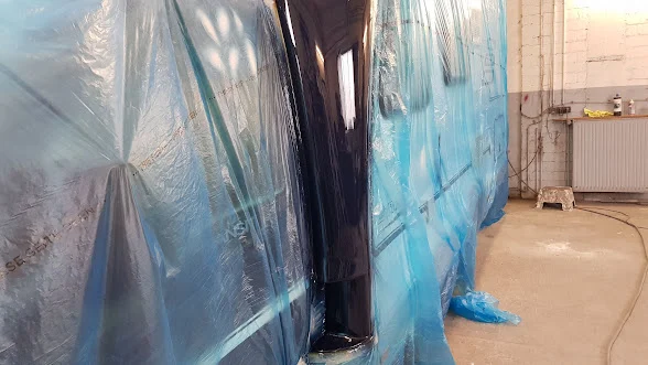 Blau lackierte Wohnmobilverkleidung mit abgedeckten Nachbarflächen